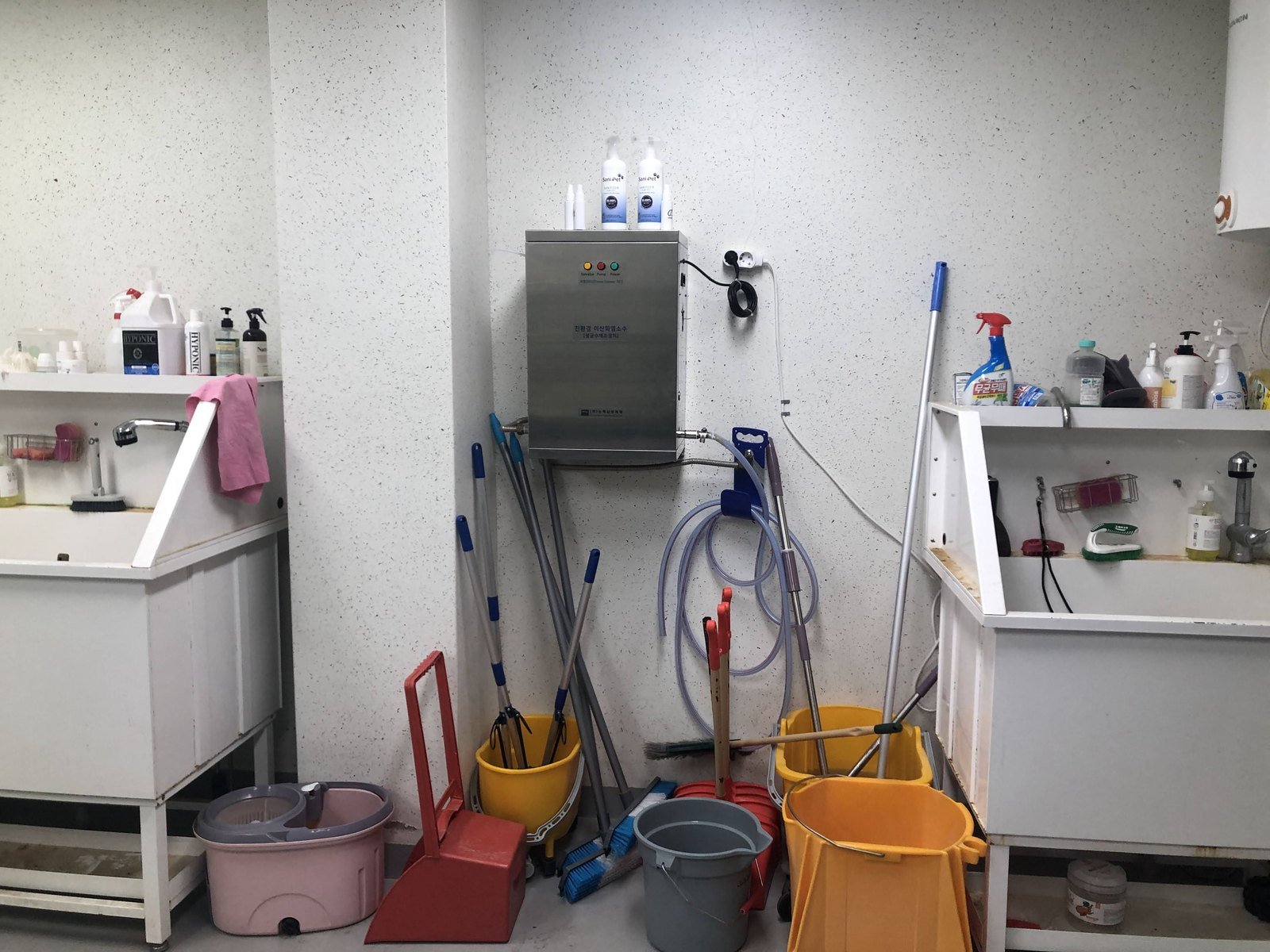 견사 인근 세척 공간에 연결된 PC-101 장치와 물 사용 설비의 전체 구성